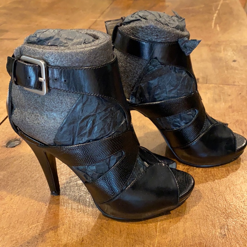 Nine West: Size 5, black, platform